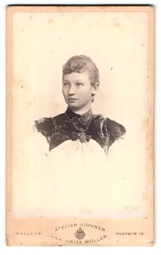 Fotografie Atelier Höpfner, Halle / Saale, Poststr. 19, Portrait bildschönes Fräulein mit Amulett-Kette