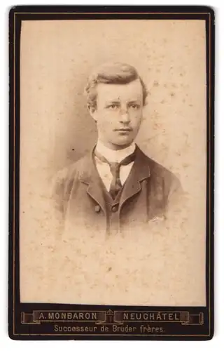Fotografie A. Monbaron, Neuchatel, Rue de l'Hopital 17, Portrait charmanter junger Mann in Krawatte und Jackett