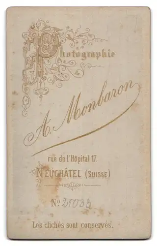 Fotografie A. Monbaron, Neuchatel, Rue de l'Hopital 17, Portrait charmanter junger Mann in Krawatte und Jackett