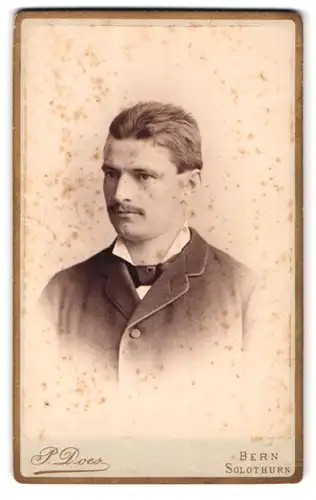 Fotografie P. Does, Bern, Marktgasse 41, Portrait charmanter junger Mann im Jackett