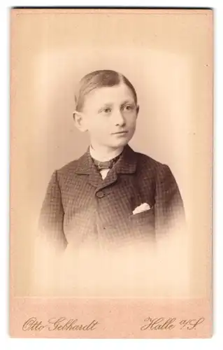 Fotografie Otto Gebhardt, Halle / Saale, Gr. Ullrichstr. 11, Portrait niedlicher Bube im karierten Jackett