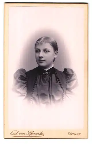 Fotografie Ed. von Spoenla, Cöthen, Leopoldstr. 9, Portrait bildschönes Fräulein mit Brosche am Kleiderkragen