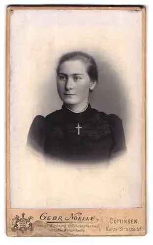 Fotografie Gebr. Noelle, Göttingen, Kurze Strasse 5a, Portrait bezauberndes Fräulein mit Kreuz-Kette