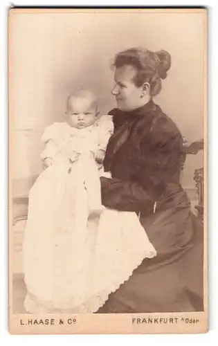 Fotografie L. Haase & Co., Frankfurt / Oder, Regierungsstr. 12, Portrait stolze Mutter mit Kind im Taufkleid