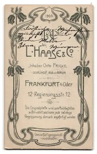 Fotografie L. Haase & Co., Frankfurt / Oder, Regierungsstr. 12, Portrait stolze Mutter mit Kind im Taufkleid