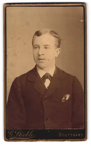 Fotografie G. Stöckle, Stuttgart, Blumenstr. 19, Portrait charmanter junger Mann in Fliege und Jackett