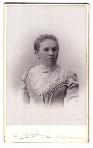 Fotografie H. Strube, Zittau i. S., Lessingstr. 14, Portrait bildschönes Fräulein in besticktem Kleid