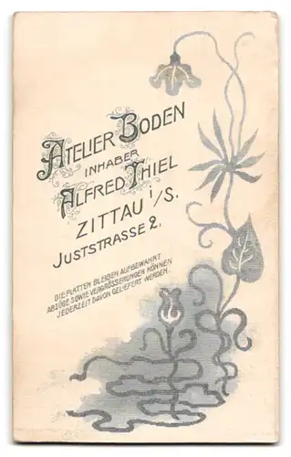 Fotografie Atelier Boden, Zittau i. S., Juststr. 2, Portrait süsses Kleinkind im weissen Hemdchen auf Fell sitzend