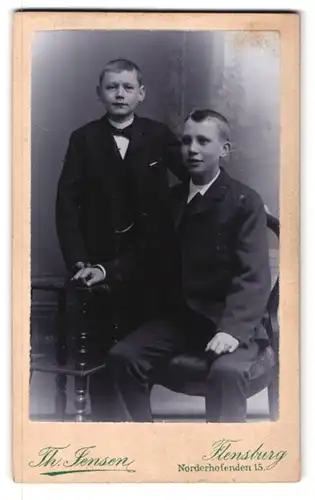 Fotografie Th. Jensen, Flensburg, Norderhofenden 15, Portrait zwei hübsche Jungen in eleganten Anzügen