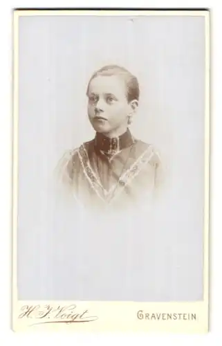 Fotografie H. J. Voigt, Gravenstein, Portrait bildschönes Mädchen in elegant bestickter Bluse