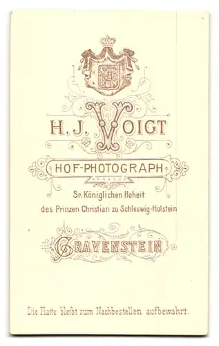 Fotografie H. J. Voigt, Gravenstein, Portrait bildschönes Mädchen in elegant bestickter Bluse