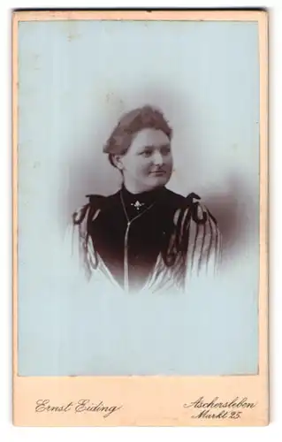 Fotografie Ernst Eiding, Aschersleben, Markt 25, Portrait bildschöne junge Frau mit Brosche am Blusenkragen