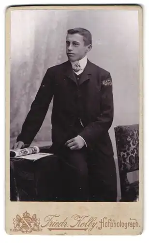 Fotografie Friedr. Kolby, Chemnitz, Königsstr. 10, Portrait junger charmanter Mann im eleganten Anzug