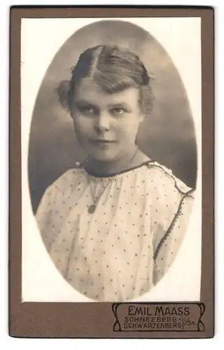 Fotografie Emil Maass, Schneeberg i. Sa., Portrait bildschönes Fräulein mit Halskette