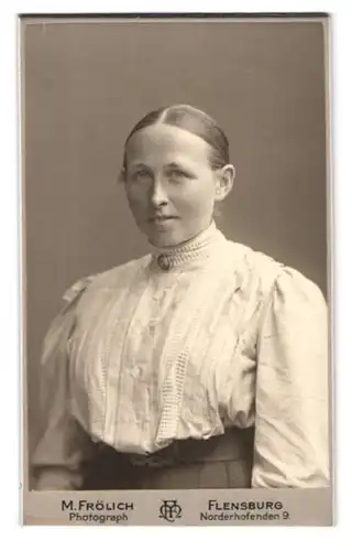 Fotografie M. Frölich, Flensburg, Norderhofenden 9, Portrait elegant gekleidetes Fräulein mit Brosche