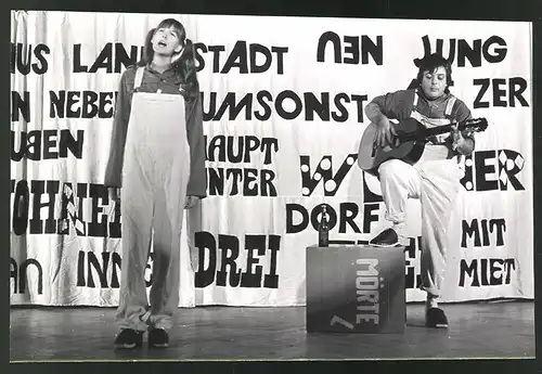 Fotografie Helmut Raddatz, Berlin-Weissensee, Musiker-Duo während einer Vorstellung auf der Bühne