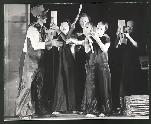 Fotografie Helmut Raddatz, Berlin-Weissensee, Szene einer Theater-Vorstellung Kaputt 1mit Pantomimen