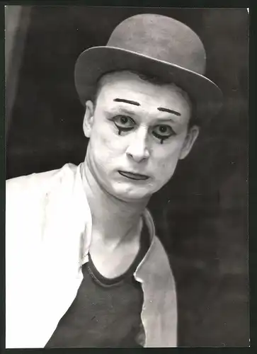 Fotografie Helmut Raddatz, Berlin-Weissensee, Portrait Pantomime im Bühenkostüm