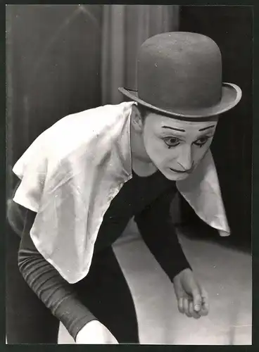Fotografie Helmut Raddatz, Berlin-Weissensee, Pantomime im Bühnenkostüm gibt eine Vorstellung