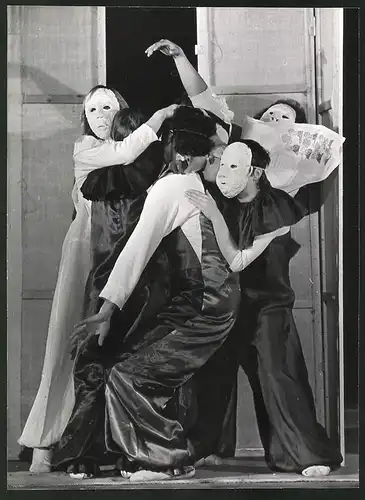 Fotografie Helmut Raddatz, Berlin-Weissensee, Theaterszene, Pantomimen-Darsteller mit Maske während einer Vorführung