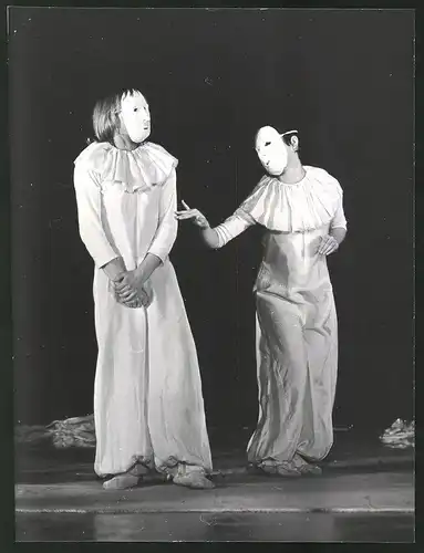 Fotografie Helmut Raddatz, Berlin-Weissensee, Theaterszene mit Pantomimen im Bühnenkostüm