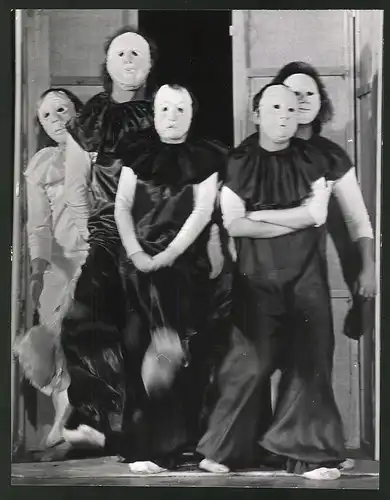 Fotografie Helmut Raddatz, Berlin-Weissensee, Theater-Vorstellung mit Pantomimen-Darstellern