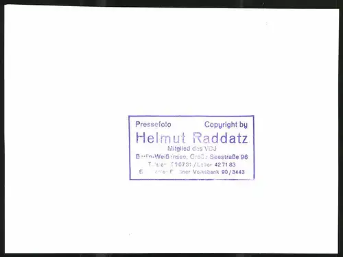 Fotografie Helmut Raddatz, Berlin-Weissensee, Selbsinjektion - Spritze wird gesetzt