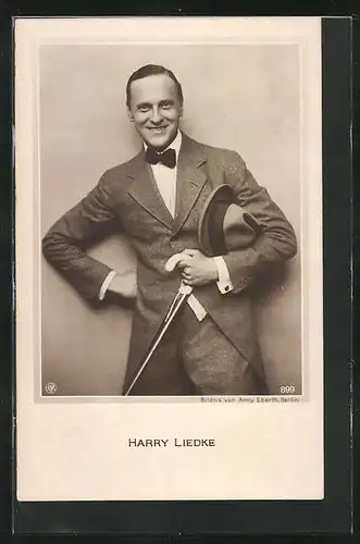 AK Schauspieler Harry Liedke charmant lächelnd in Anzug mit Hut