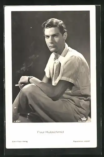 AK Schauspieler Paul Hubschmid als junger Mann eine Zigarette rauchend