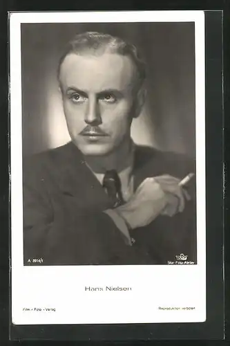 AK Schauspieler Hans Nielsen mit Zigarette