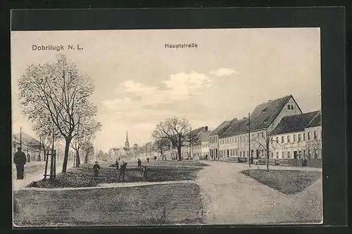 AK Dobrilugk, Hauptstrasse mit Passanten