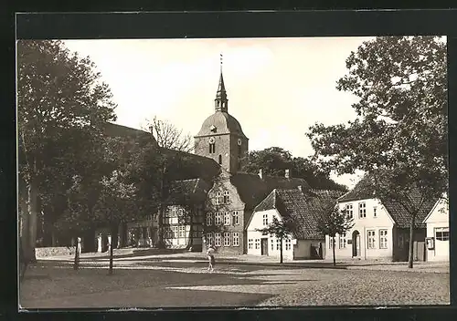AK Ostseebad Burg (Insel Fehmarn), Breite Strasse mit Museum und Kirche