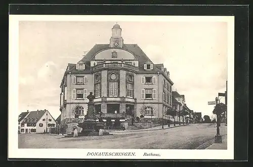 AK Donaueschingen, am Ehrenmal vor dem Rathaus