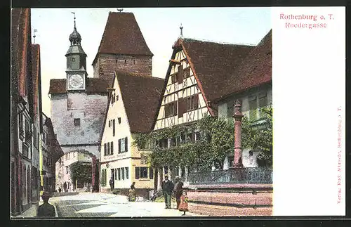 AK Rothenburg a. Tauber, Passanten am Brunnen in der Roedergasse