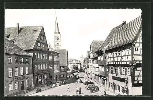 AK Ochsenfurt am Main, Passanten und Automobile auf der Hauptstrasse