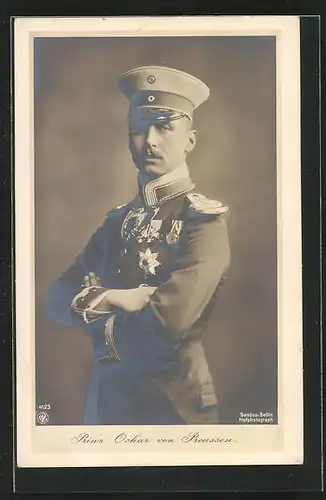 AK Prinz Oskar von Preussen, stehend in Uniform mit Schirmmütze und Orden behangen
