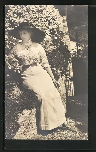 AK Prinzessin August Wilhelm von Preussen, im Sommerkleid im Garten