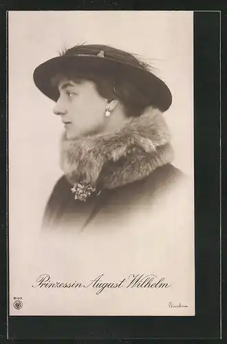 AK Prinzessin August Wilhelm von Preussen, im winterlichen Kostüm mit einem Hut