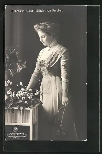 AK Prinzessin August Wilhelm von Preussen, mit einem Blumenkasten, Blumenstängel in der Hand