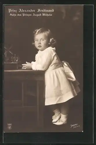 AK Prinz Alexander Ferdinand von Preussen, im weissen Kinderkleid mit Spielzeug