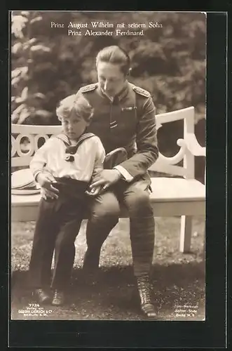 AK Prinz August Wilhelm von Preussen mit Sohn Prinz Alexander Ferdinand im Garten