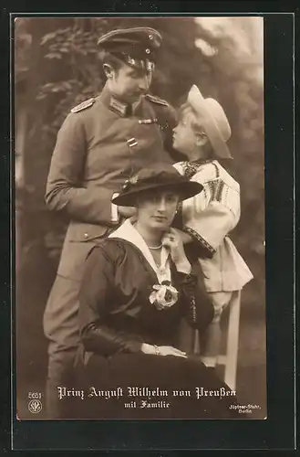 AK Prinz August Wilhelm von Preussen, in Uniform mit Frau und Kind