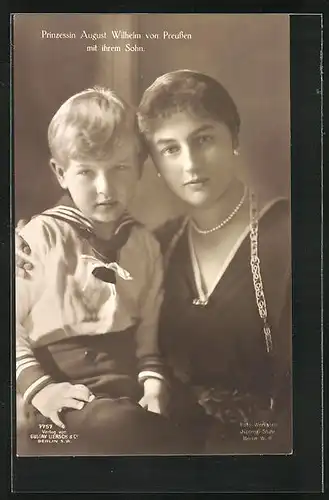 AK Prinzessin August Wilhelm von Preussen, im dunklen Kleid mit Schmuck behangen und ihrem Sohn