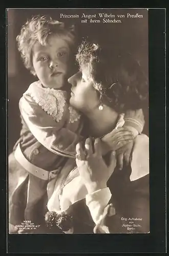 AK Prinzessin August Wilhelm von Preussen, Sohn Alexander Ferdinand umarmt die Mutter