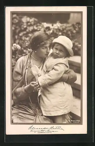 AK Prinzessin Alexandra Victoria von Preussen, auf der Treppe mit Sohn Alexander Ferdinand