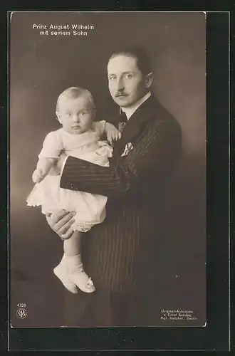 AK Prinz August Wilhelm von Preussen, Sohn Alexander Ferdinand auf dem Arm