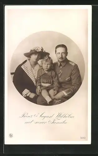 AK Prinz August Wilhelm von Preussen, In Uniform mit Orden, mit Gattin und Sohn