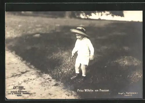 AK Prinz Wilhelm von Preussen, der Junge spielt im Garten