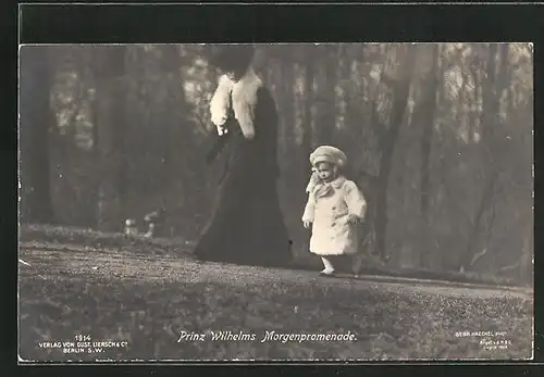 AK Prinz Wilhelm von Preussen, auf seiner Morgenpromenade mit der Mutter