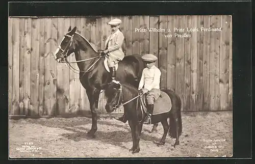 AK Prinz Wilhelm von Preussen, zu Pferd mit seinem Bruder Prinz Louis Ferdinand